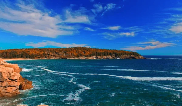 Letecký pohled na pobřeží Acadia v Maine za slunečného jitra v folia — Stock fotografie