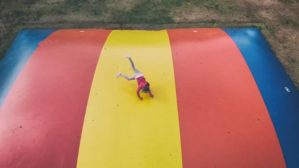 Niño jugando en el trampolín del patio de recreo, vista aérea desde una h — Foto de Stock