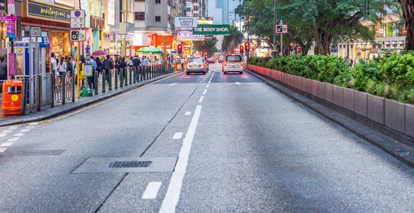 HONG KONG - 5 DE MAYO DE 2014: Calles de la ciudad al atardecer. Hong Kong tiene o — Foto de Stock