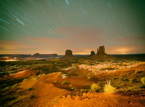 Monument Valley bajo las estrellas, vista nocturna de famosos buttes y —  Fotos de Stock