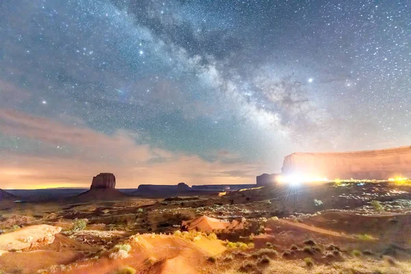 Monument Valley bajo la Vía Láctea, vista nocturna de famosos buttes —  Fotos de Stock