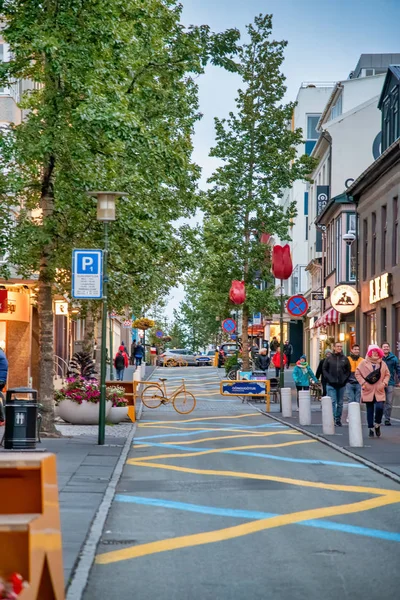 Reykjavik, IJsland-augustus 11, 2019: belangrijkste winkelstraat van de stad. — Stockfoto