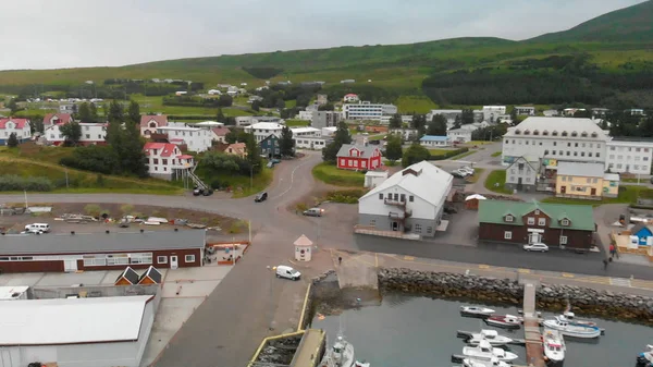 Kuzey İzlanda Husavik liman havadan görünümü, şehir fam olduğunu — Stok fotoğraf