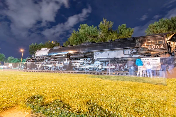 Motor a vapor Big Boy 4004 à noite em Cheyenne, Wyoming — Fotografia de Stock