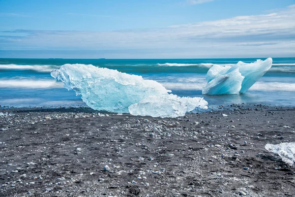 Icebergs na pláži Jokulsarlon Diamond za slunečného dne, Icelan — Stock fotografie