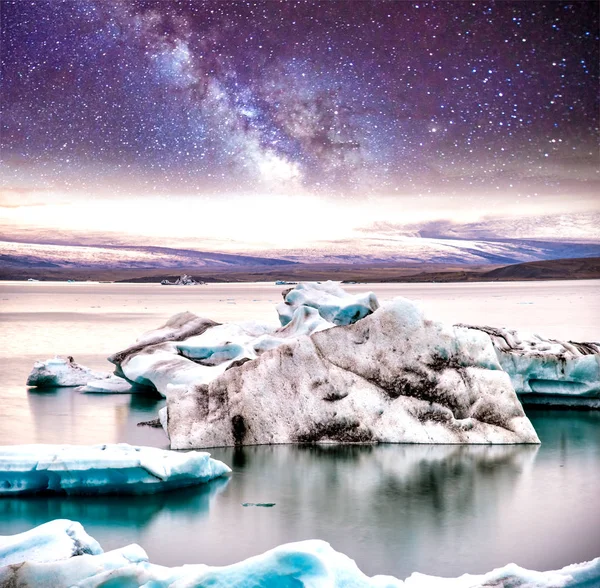 Jokulsarlon sjö med isberg på natten, Island. Lång exponering — Stockfoto