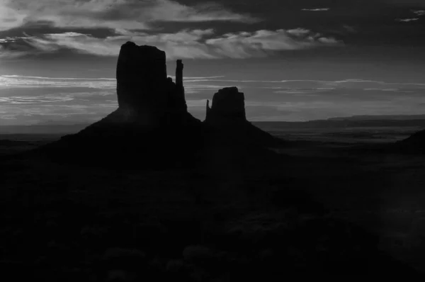 Infravörös kilátás Monument Valley buttes naplementekor, USA — Stock Fotó