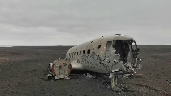 Solheimasandur vliegtuig wrak, IJsland. Luchtfoto van het vliegtuig WRE — Stockfoto