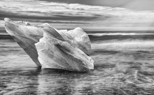 Pláž Jokulsarlon Diamond s ledovcem za slunečného dne, Island. — Stock fotografie