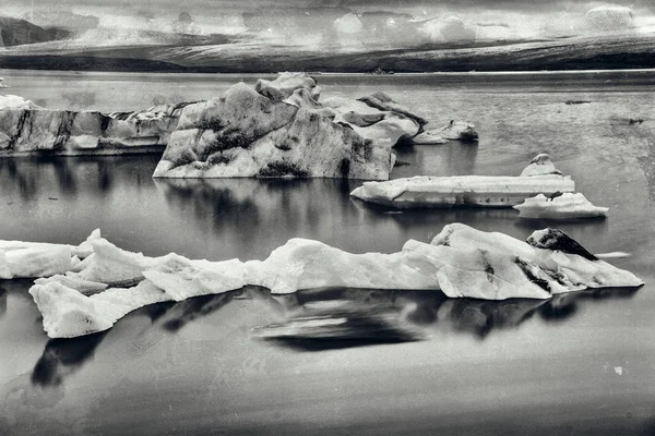 Iceberg nella laguna di Jokulsarlon al tramonto, Islanda. Esposizione lunga — Foto Stock