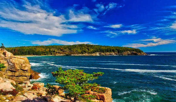 Vista aérea da costa de Acadia no Maine em uma manhã ensolarada em folia — Fotografia de Stock