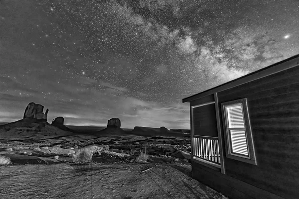 Monument Valley under Vintergatan, nattutsikt från trä cabi — Stockfoto