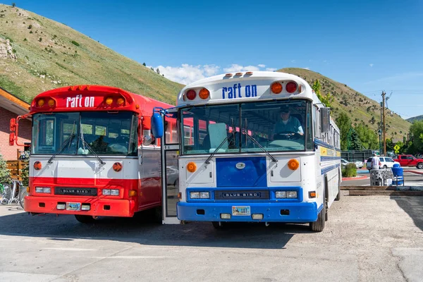 Jackson Hole, WY-11 juli 2019: kleurrijke bussen wacht op de klant — Stockfoto
