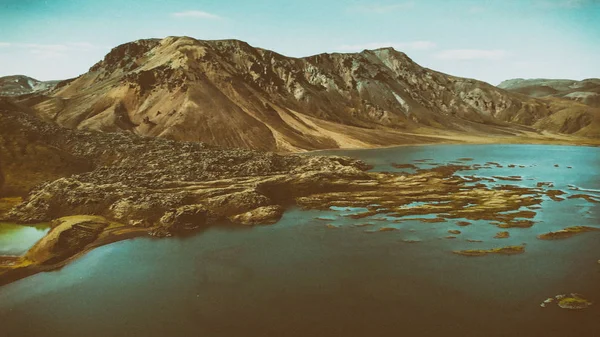 Vista aérea de las montañas Landmannalaugar y el lago, Fjallabak Natu —  Fotos de Stock