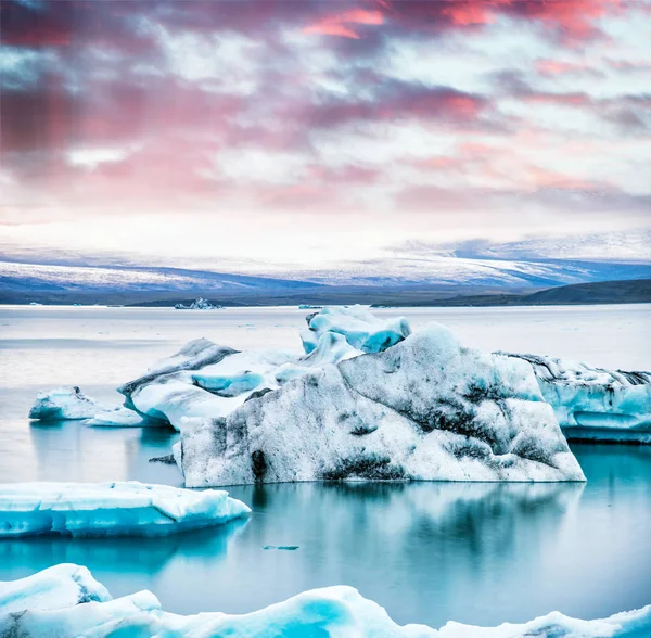 Jokulsarlon tó jéghegyek éjjel, Izland. Hosszú expozíció — Stock Fotó