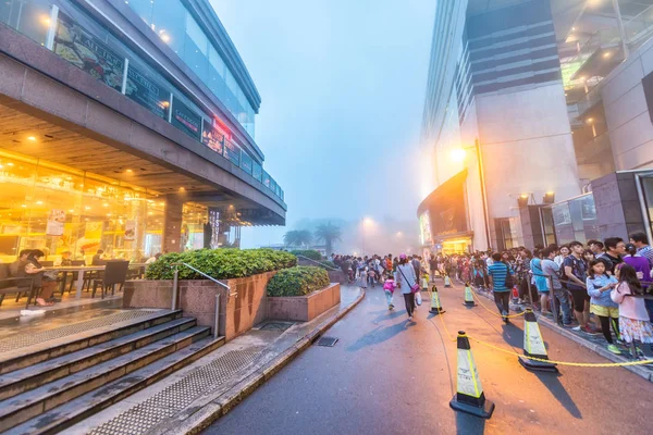 HONG KONG - MAGGIO 2014: Turisti on line per Victoria Peak Tram a — Foto Stock