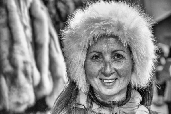 Sonriente Chica Cálido Sombrero Piel Está Viajando Islandia —  Fotos de Stock