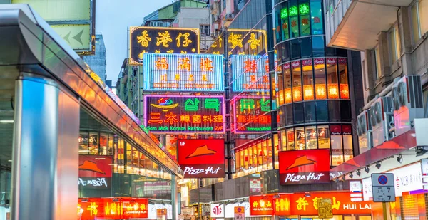 HONG KONG - 5 MAI 2014 : Les rues de la ville et les annonces de nuit. Hong Kong — Photo