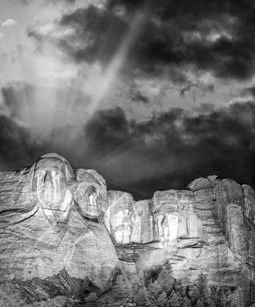 Mt. Rushmore Національний меморіальний парк в Південній Дакоті вночі, PR — стокове фото