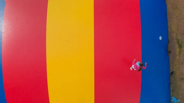 Kind spielt auf dem Spielplatz-Trampolin, Luftaufnahme aus einer h — Stockfoto
