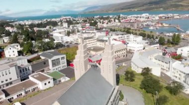 İzlanda 'daki küçük bir kasabadaki Akureyri Kilisesi' nin hava görüntüleri.