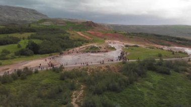 Nehir ve dağ olan güzel bir manzara.