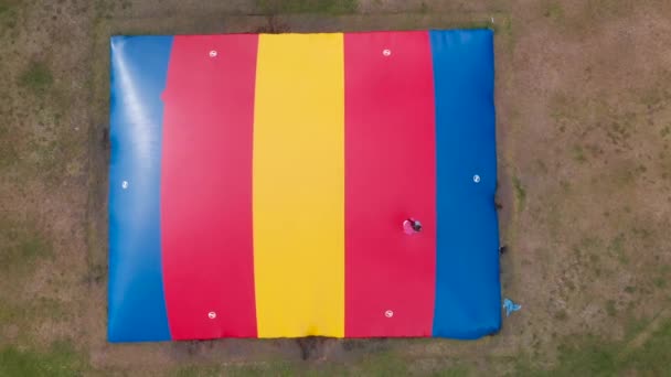 Riprese Aeree Bambino Che Salta Trampolino Colorato — Video Stock