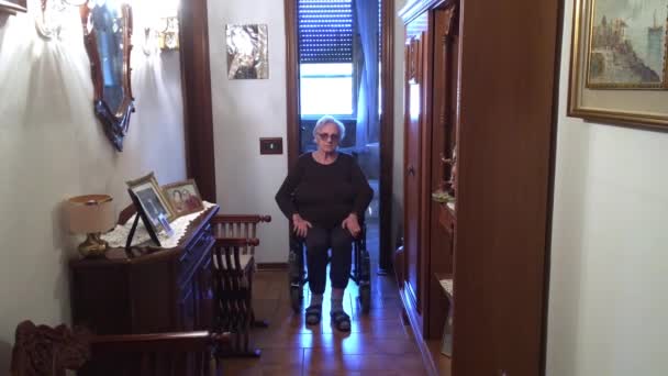 Nagranie Starszej Kobiety Wózku Inwalidzkim Domu — Wideo stockowe