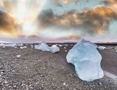Gün batımında Jokulsarlon Diamond Beach'teki buzdağları, İzlanda