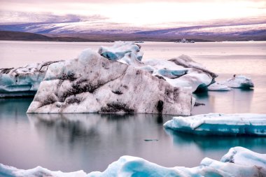 Geceleri buzdağları ile Jokulsarlon gölü, İzlanda. Uzun pozlama 