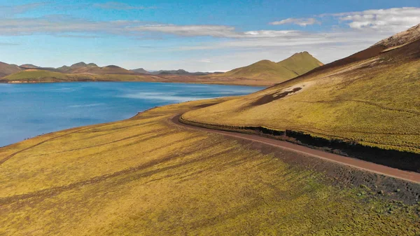 Letecký pohled na hory Landmannalaugar a jezero, Fjallabak NATu — Stock fotografie