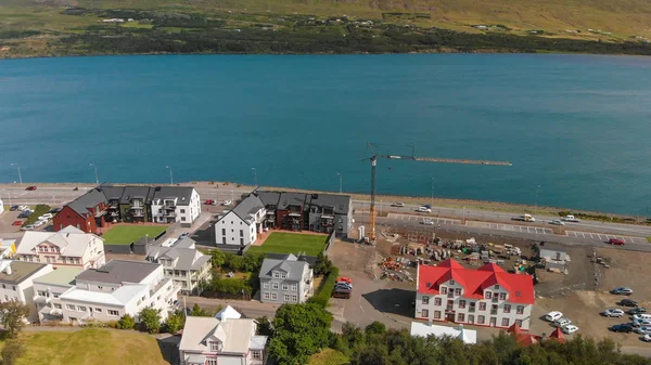 Vista aérea de la ciudad de Akureyri en Islandia en una soleada posada de verano — Foto de Stock