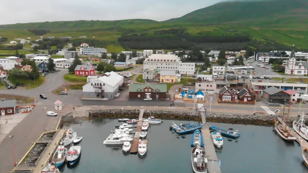 Kuzey İzlanda Husavik liman havadan görünümü, şehir fam olduğunu — Stok fotoğraf