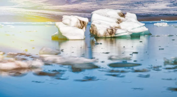 Jokulsarlon lago con iceberg in una giornata di sole, Islanda. Lunghe — Foto Stock