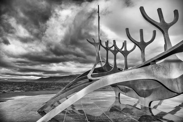 Sun Voyager monument with clouds, landmark of Reykjavik city — Stock Photo, Image
