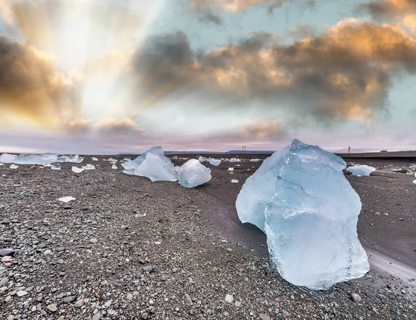 Icebergs na pláži Jokulsarlon Diamond při západu slunce, Island — Stock fotografie
