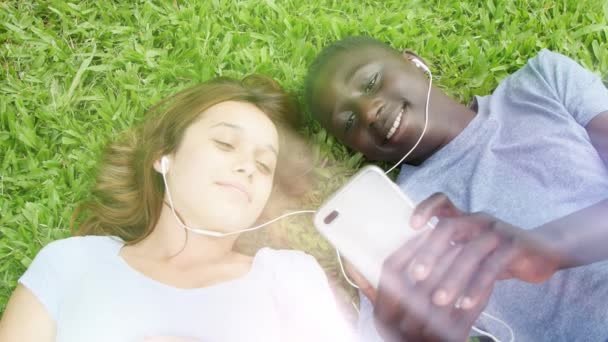 Beelden Van Studenten Die Muziek Luisteren Gras Middelbare School — Stockvideo