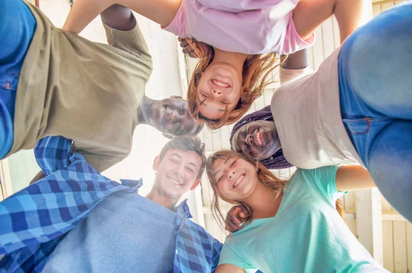 Visão Para Cima Multi Grupo Étnico Adolescentes Felizes Sorrindo Para — Fotografia de Stock