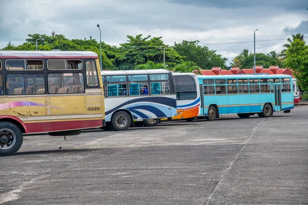 FLACQ, MAURICIO - 24 DE ABRIL DE 2019: Estacionamiento de la estación de autobuses cerca de la — Foto de Stock