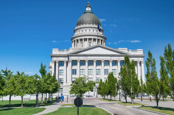 Salt Lake City Capitol ve güneşli bir günde bahçeler, Utah