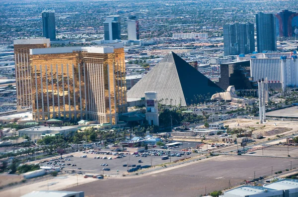 Las Vegas luchtfoto van vliegtuigen. De skyline van de strip en casin — Stockfoto
