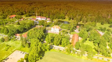 Palmse malikane hava müzesi, güneşli bir yaz gününde havadan görünümü, Esto