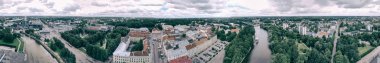 Yaz sezonunda Tartu siluetinin panoramik gün batımı havadan görünümü, 