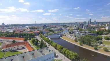 Neris nehri ile Vilnius üst kalenin Gediminas Kulesi 