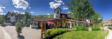 Vail, Co - 3 Temmuz 2019: Şehir sokaklarının güneşte panoramik görünümü