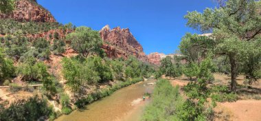 Nehir ve Zion Milli Parkı dağları, panoramik görünümü