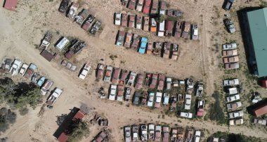 Yükü göster eski bir kırsal Park toplanan arabalar