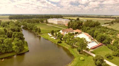 Letonya'daki Rundale Kalesi'nin panoramik havadan görünümü