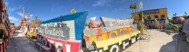 Las Vegas - 27 Haziran 2019: Neon Müzesi'nin panoramik manzarası. Öyle. 