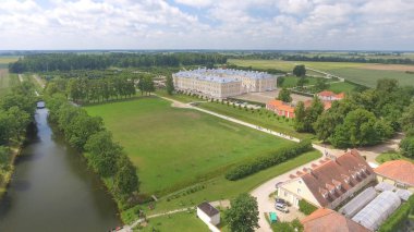 Letonya'daki Rundale Kalesi'nin panoramik havadan görünümü. Bina ve 